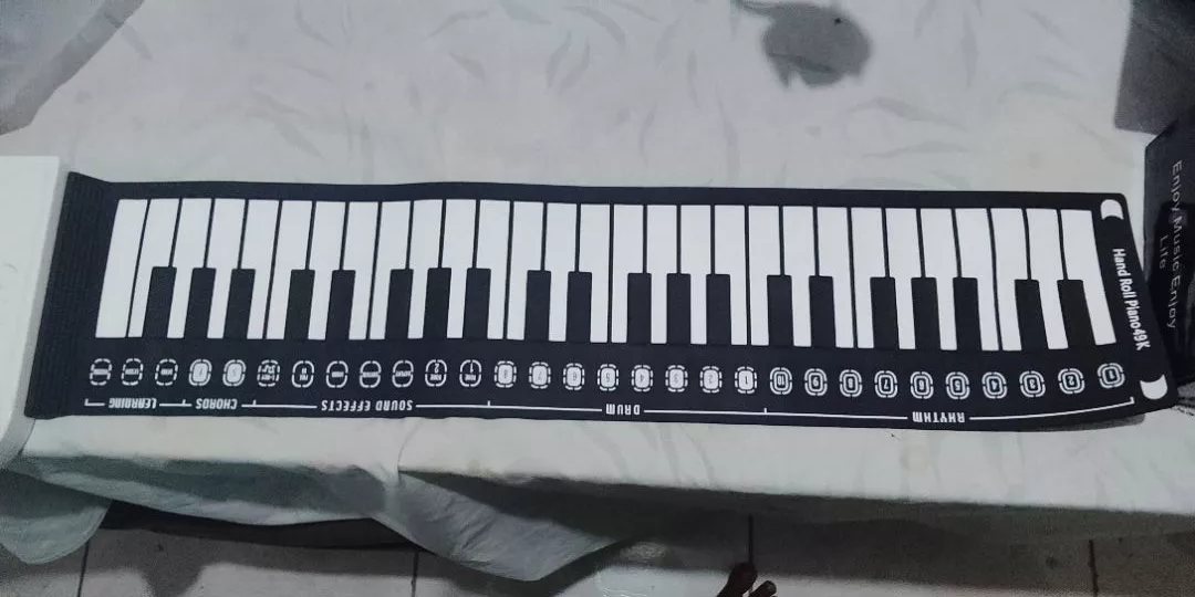 Piano de silicone totalmente aberto, foto real